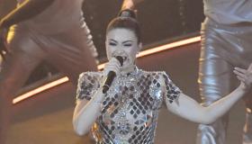 Eurovision 2022, Emma Muscat vestita di specchi: i look della seconda semifinale