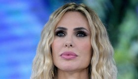 “Isola 2022”, Alessandro abbandona tra le lacrime: le parole d’amore per mamma Carmen