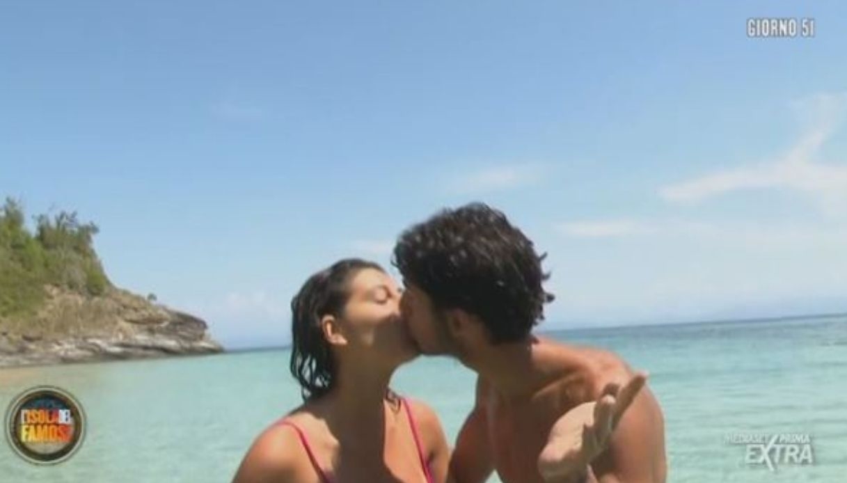 Isola dei Famosi, Alessandro bacia Maria Laura ma per Edo è solo finzione