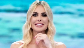 Isola, un naufrago verso il ritiro. E cambia (di nuovo) la programmazione