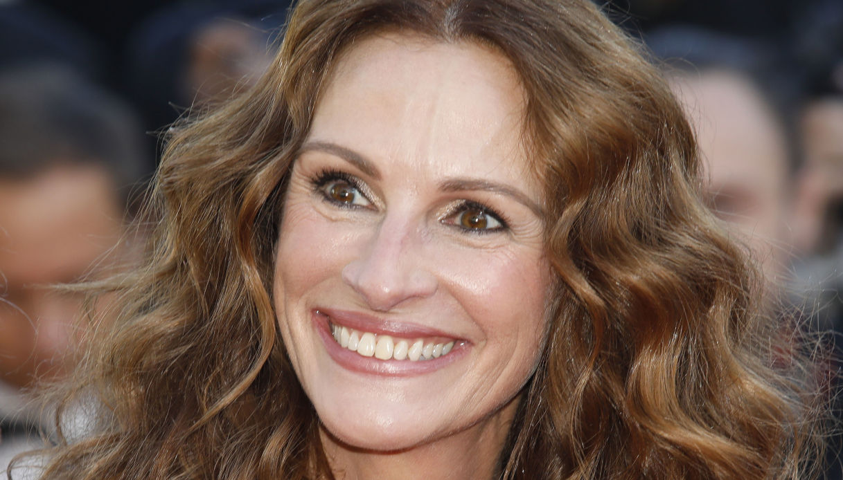 Cannes 2022, Julia Roberts in frac sul red carpet: il look maschile è perfetto