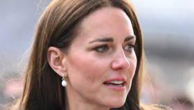 Kate Middleton superlativa in blu. William scandalizzato: “Porti via mia moglie”