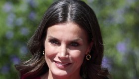Letizia di Spagna osa con l’abito da 61 euro e mostra gli addominali