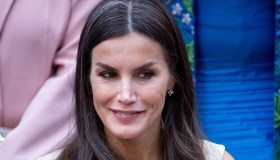 Letizia di Spagna top model con l’abito che scolpisce