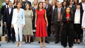 Letizia di Spagna, come indossare l’abito-cerniera