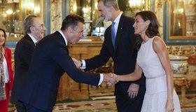 Letizia di Spagna, come riciclare l’abito in pizzo in stagioni diverse