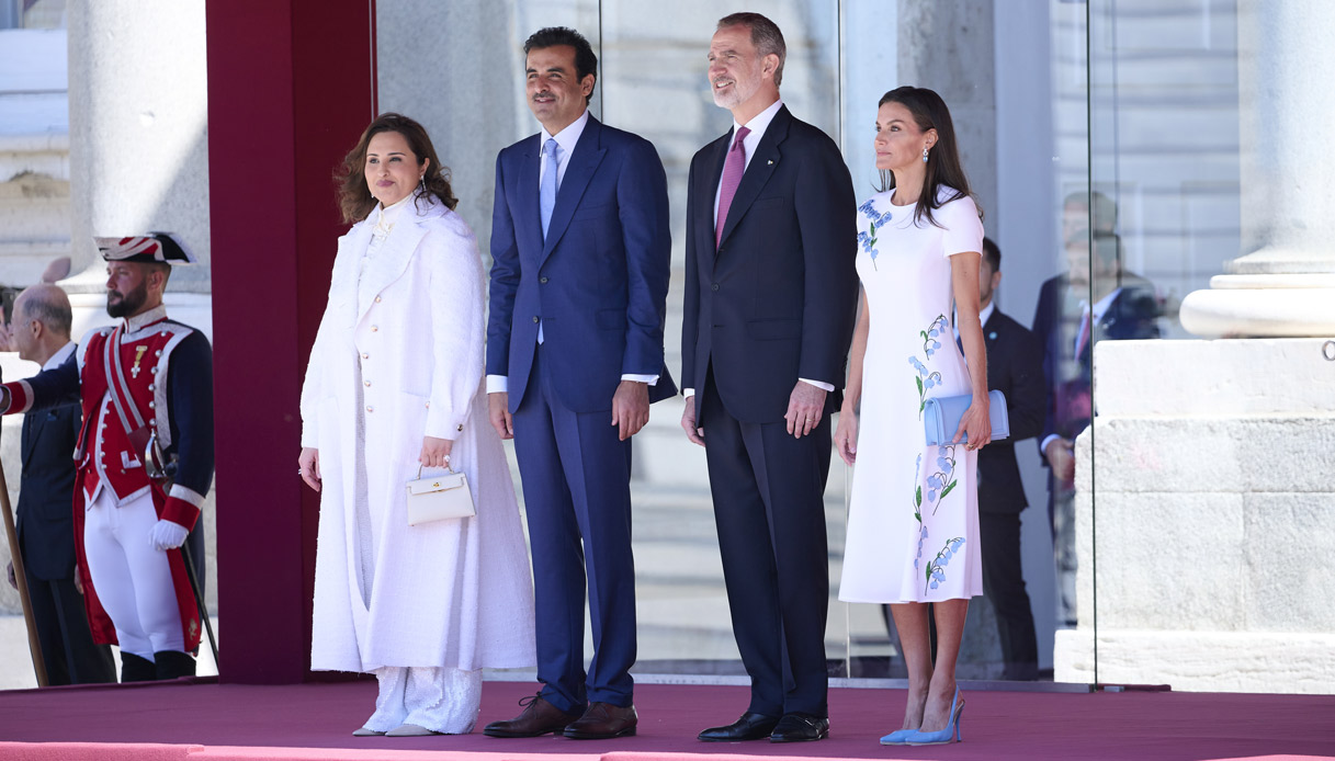 Letizia di Spagna seduce lo sceicco con il favoloso abito bianco