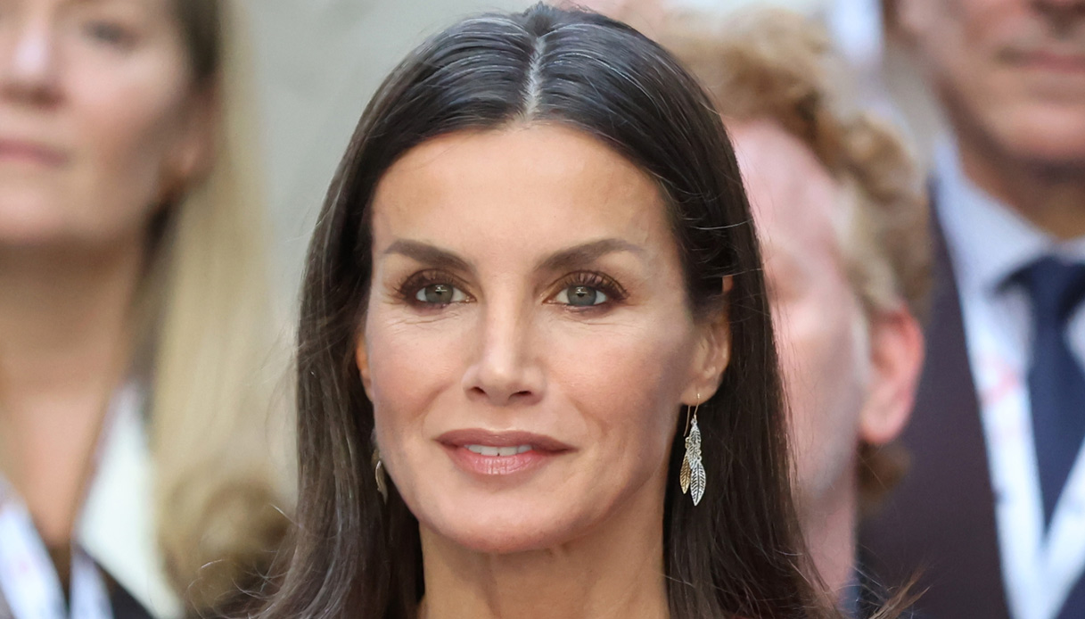 Letizia di Spagna infiamma in rosso: aderenze e zip seducenti