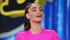 Lorella Boccia come Letizia di Spagna: abito fucsia con tagli e “Made in Sud” vola