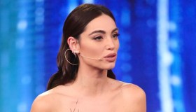 Lorella Boccia lascia senza fiato a “Made in Sud”: micro dress di piume