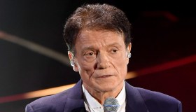 Incidente sul palco per Massimo Ranieri: la caduta e la corsa in ospedale. Le condizioni