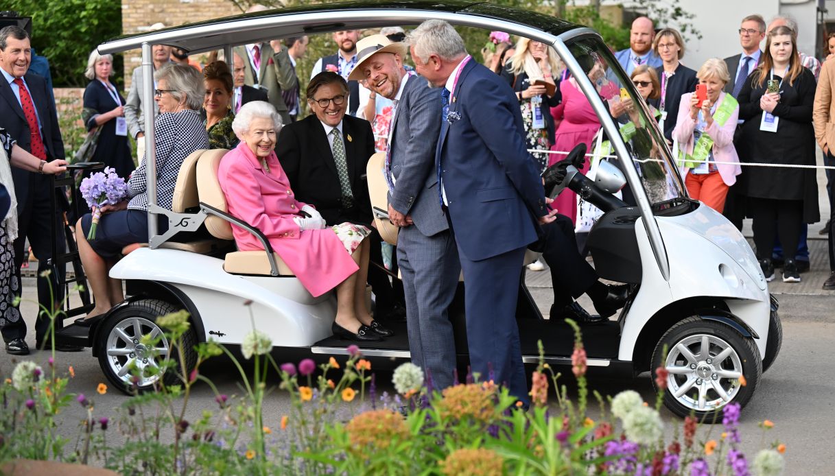 La Regina Elisabetta nel golf cart di lusso