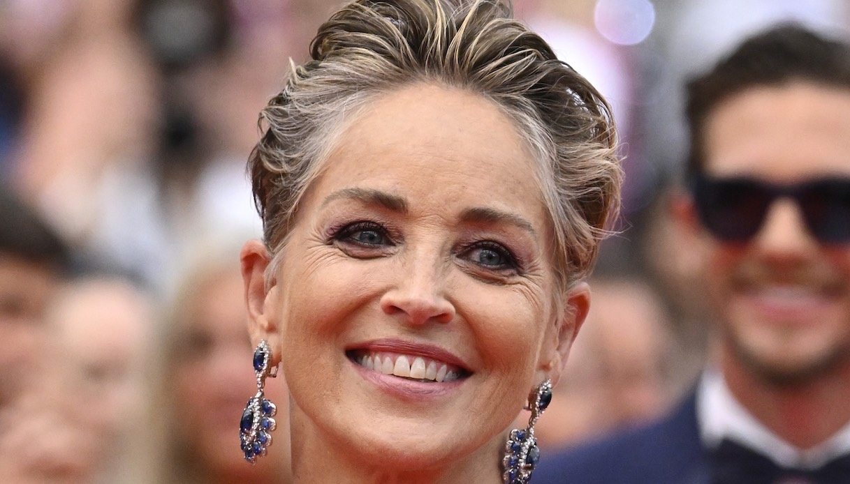 Cannes 2022, Sharon Stone dea trasformista. E oscura Carla Bruni e Eva Herzigova