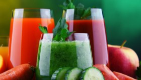 Succhi vitaminici per l’estate, le bevande ideali per idratare e far risplendere la pelle