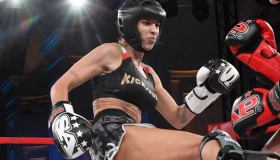 Elisabetta Canalis campionessa di kickboxing: vittoria al suo primo match