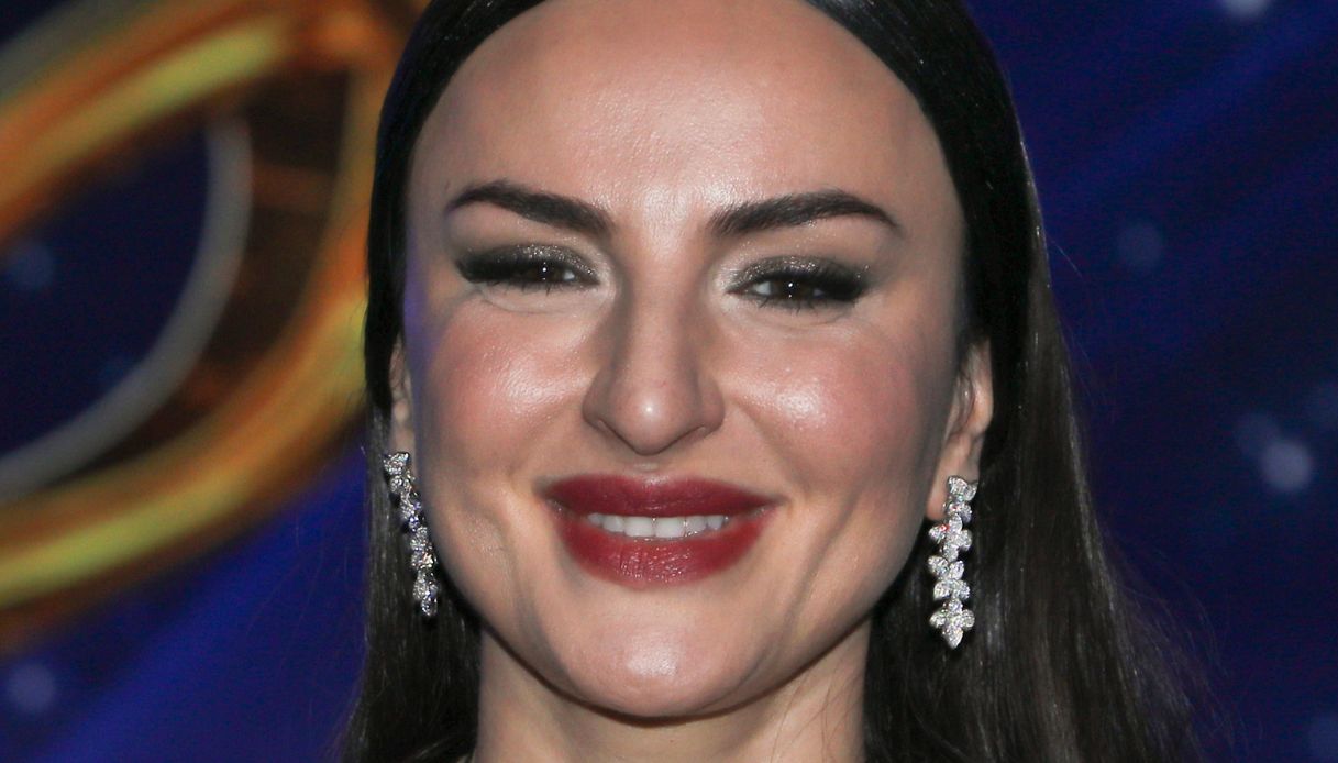 Arisa cambia (ancora) look e sfoggia un pixie cut pazzesco per l’estate