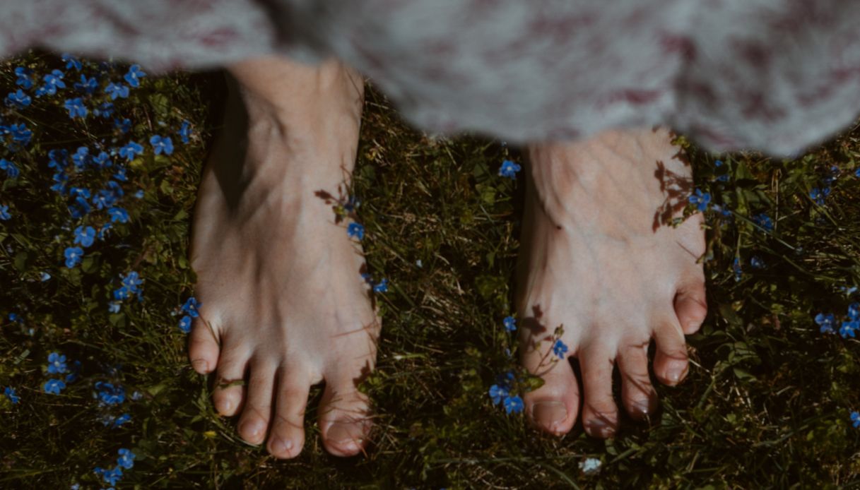 piedi nudi in mezzo ai fiori