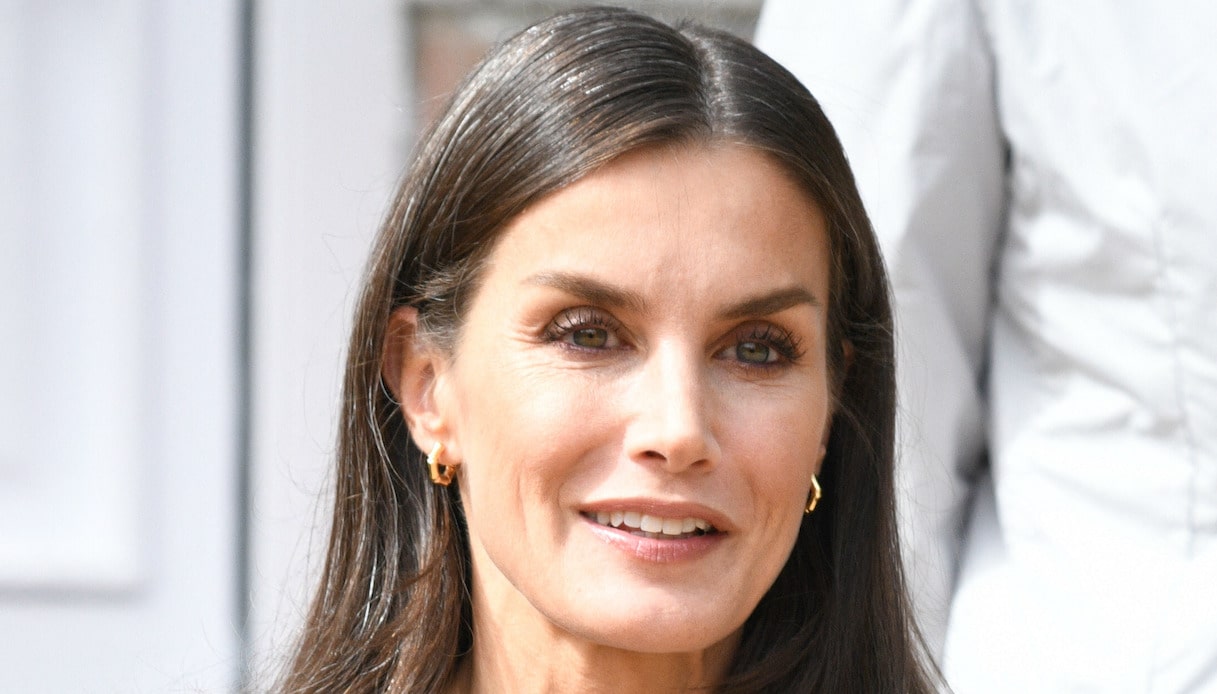 Letizia di Spagna ricicla il perfetto abito per l’estate. E l’abbinamento con le scarpe è da imitare