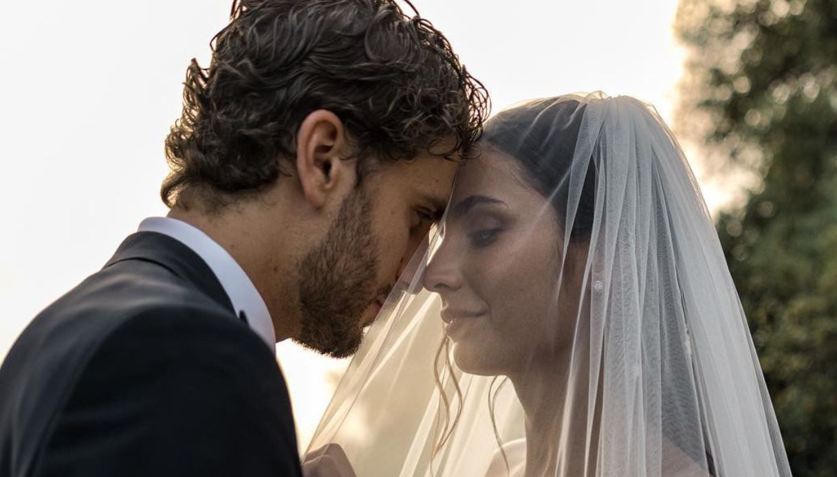 “Come nelle favole”. Manuel Locatelli e Thessa Lacovich sposi: gli abiti e gli invitati vip