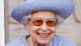 La Regina è tornata a tempo pieno e Carlo è al suo fianco