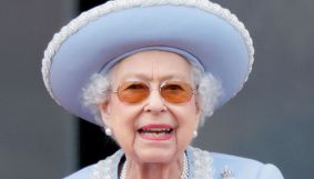 La reina Isabel se retira del jubileo de platino