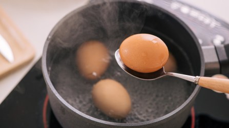 Perché l’acqua di cottura delle uova non va mai gettata: specialmente in estate