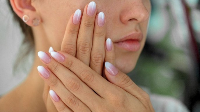 French manicure sfumata: la tendenza e i colori da copiare subito