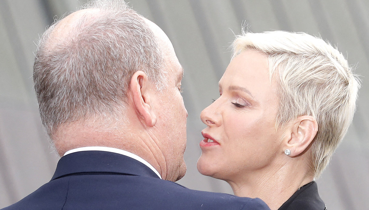 Charlene di Monaco, scatta il bacio sulle labbra con Alberto. Ma non convince