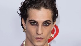 Tutti contro Damiano dei Måneskin: brusco con una fan, poi arrivano le scuse