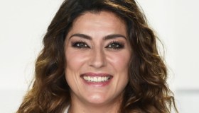 Elisa Isoardi torna in Rai e si presenta col top ad alta seduzione
