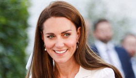 Kate Middleton s’ispira a Diana: abito in seta da 2.825 euro e scarpe vintage bicolore