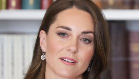Kate Middleton, scoppia il caso dell’abito fucsia. Lei risponde con un look da 8.830 euro