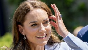 Kate Middleton divina in celeste: entra nella leggenda