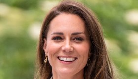 Kate, look business casual per una visita di beneficenza (e nemmeno il vento la ferma)