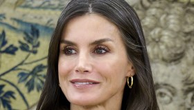 Letizia di Spagna, una favola con l’effetto push up. Ma la blusa si confonde con la tappezzeria