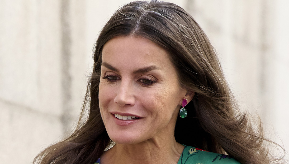 Letizia di Spagna, cascata di boccoli come Kate Middleton e scarpe effetto nude