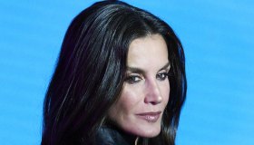 Letizia di Spagna ad alta seduzione ma l’abito in pelle è un errore fatale