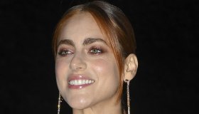 Miriam Leone splendida: micro top e abito leggerissimo