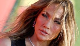 MTV 2022, Jennifer Lopez divina: abito in pelle e spacco (e qualche lacrima)