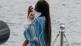 Naomi Campbell, the first steps of her adorable baby girl
