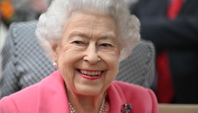 Regina Elisabetta, il regalo bizzarro di Macron per il suo Giubileo di Platino