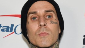 Travis Barker, ricoverato d’urgenza. Il dolore della figlia su Instagram: “Pregate per lui”