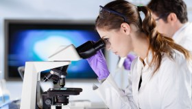 Tumori, quando serve e come si fa la diagnosi molecolare