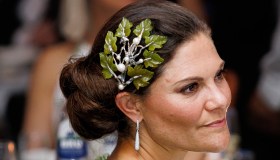 Vittoria di Svezia, l’abito da principessa costa 233 euro e il diadema è surreale