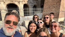 Il “gladiatore” Russell Crowe in vacanza a Roma: “Visita al vecchio ufficio”