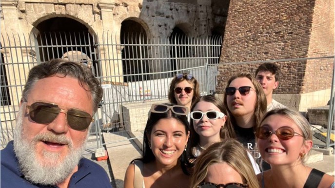 Il “gladiatore” Russell Crowe in vacanza a Roma: “Visita al vecchio ufficio”