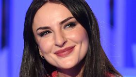 Arisa come “Occhi di Gatto” con il look cut – out nero su Instagram. Pazzesca