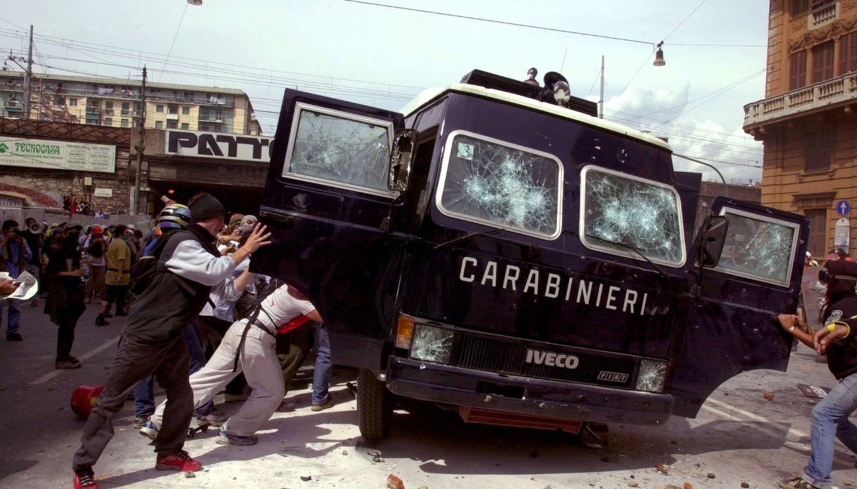 Carabinieri assaltati dai manifestanti