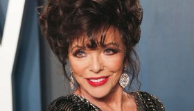 Joan Collins non rinuncia ai tacchi a 89 anni ma finisce in ospedale