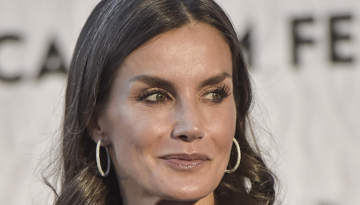 Letizia di Spagna, l’abito sottoveste nero è super sensuale (e costa solo 23 euro)